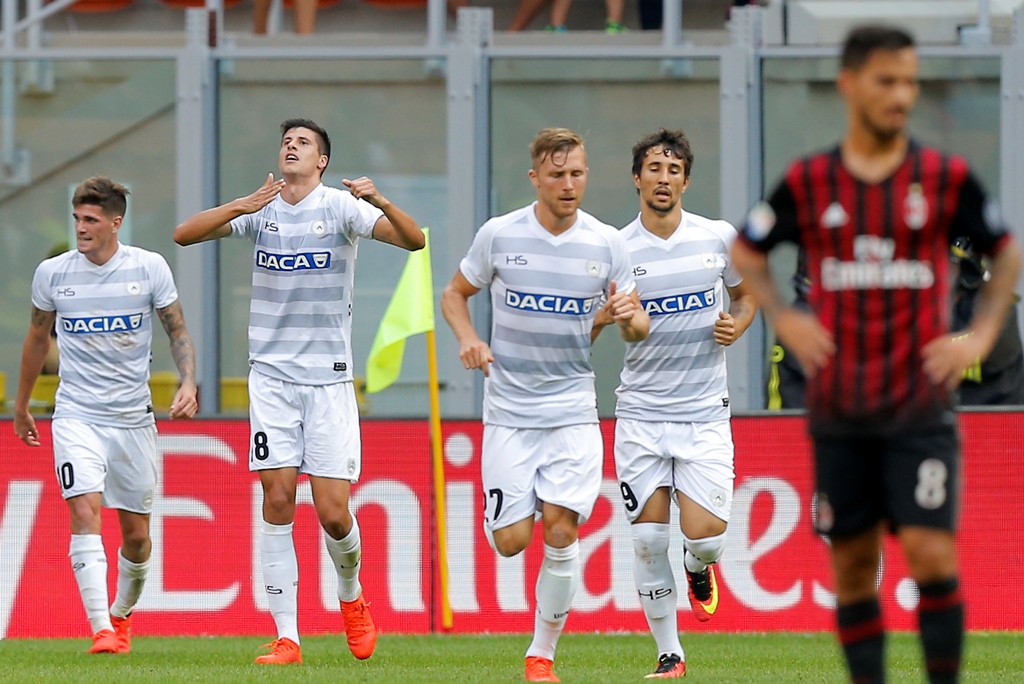 Selebrasi pemain Udinese, Stipe Perica usai berhasil membobol gawang AC Milan (MARCO BERTORELLO / AFP)