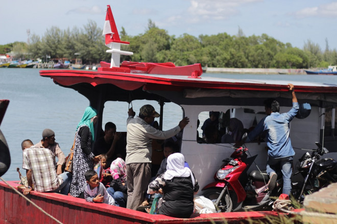 Sejumlah penumpang berdesakan di kapal penyeberangan menuju Pulau Aceh (Foto: MTVN/Nurul Fajri)