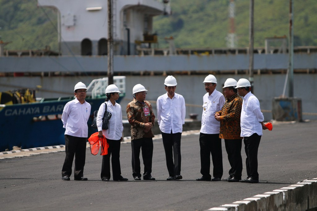 Presiden Joko Widodo saat meninjau Pelabuhan Sibolga. ANTARA FOTO/Irsan Mulyadi