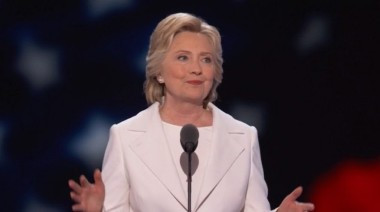 Hillary Clinton Sempoyongan Tinggalkan Peringatan 9/11