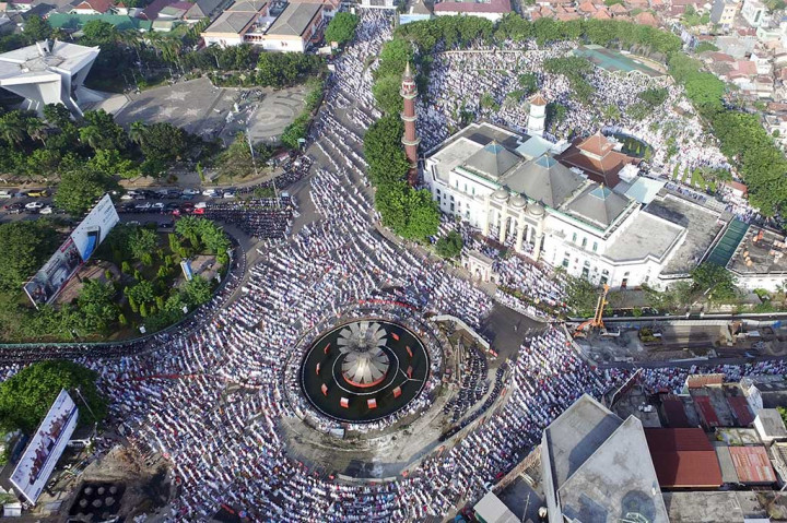 Ribuan Umat Muslim Penuhi Masjid Agung Palembang