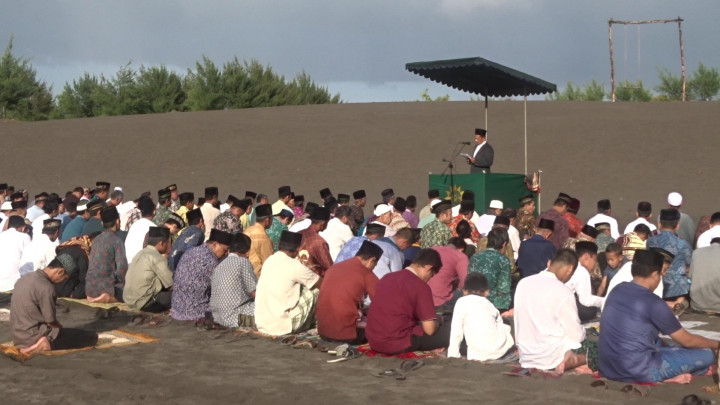 Sensasi Padang Pasir saat Salat di Pantai Parangtritis