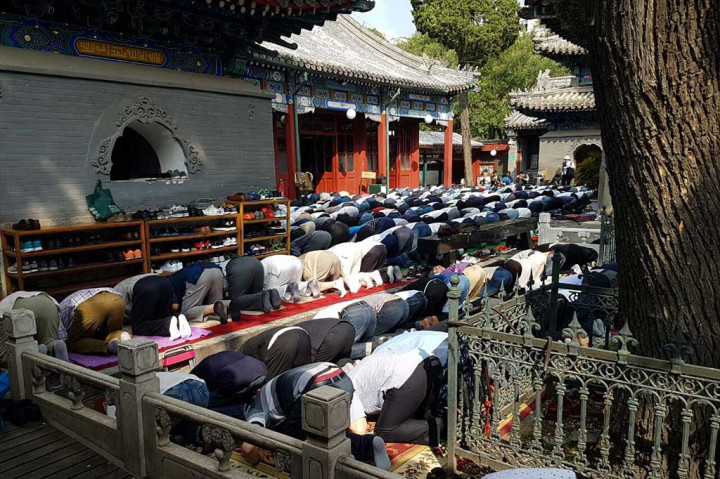 Ribuan Umat Muslim Tiongkok Salat Id di Masjid Niujie