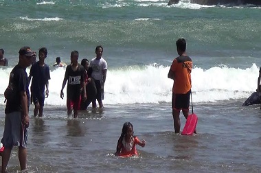 Libur Iduladha, Petugas Pantai Baron Bersiaga Awasi Pengunjung