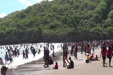 Gelombang Tinggi tak Kurangi Niat Pengunjung Berwisata ke Pantai Baron