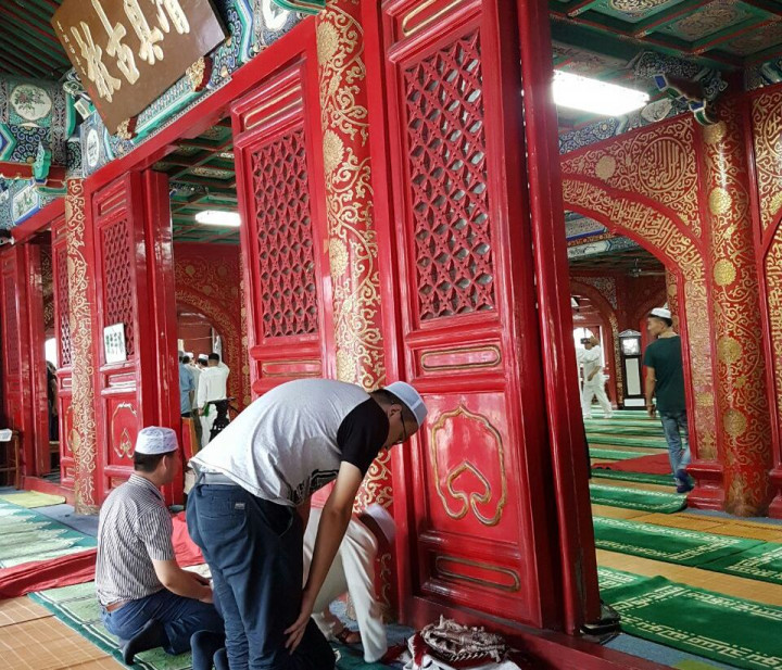 Ribuan Umat Muslim Tiongkok Salat Id di Masjid Niujie