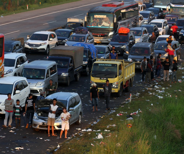 Lalu Lintas Menuju Gerbang Tol Cileunyi Macet 8 KM