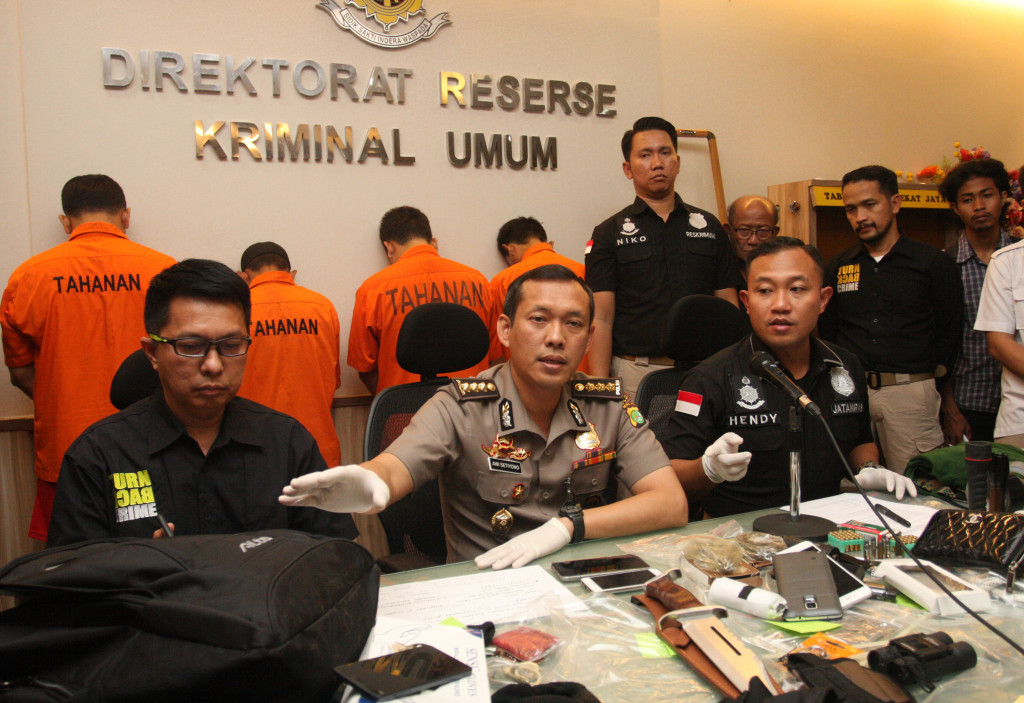 Polisi saat konferensi pers kejahatan di Pondok Indah. Antara Foto/Reno Esnir