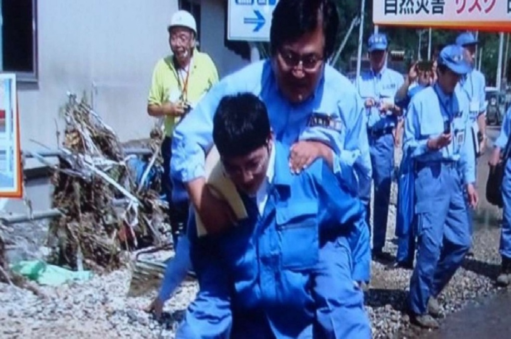 Shunsuke Mutai digendong saat melintasi kubangan lumpur di Iwaizumi, Jepang, September 2016. (Foto: YouTube/SCMP)