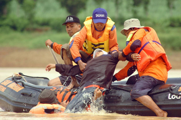 Empat Santri Terseret Ombak Laut Selatan
