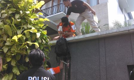 Penyidik Sub Dit Jatanras Ditreskrimum Polda Metro Jaya hari ini menggelar prarekonstruksi kasus perampokan rumah Pondok Indah di empat lokasi berbeda. Foto/MTVN Deni
