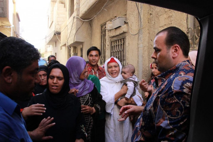 Pengungsi Suriah Berebut Daging Kurban dari KBRI Damaskus