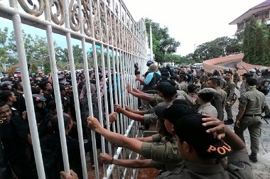 Ratusan Anggota Satpol PP Batam Menuntut Status Pegawai