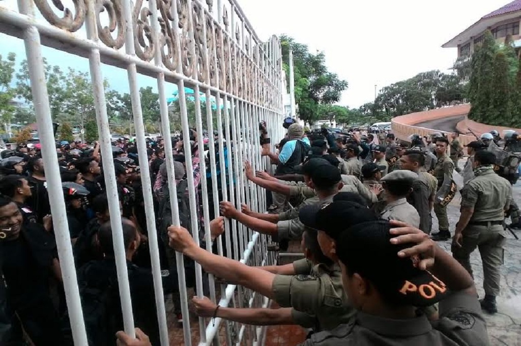 Anggota Satpol PP mendatangi Kantor Wali Kota Batam, MTVN - Anwar Sadat Guna