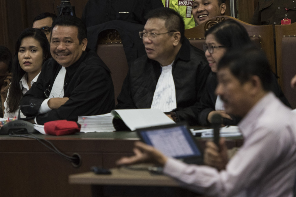 Jessica Wongso (kiri) mendengarkan keterangan ahli yang meringankannya pakar patologi forensik Unversitas Indonesia Djaja Surja Atmadja, Rabu 7 September 2016. Antara Foto/Sigid Kurniawan
