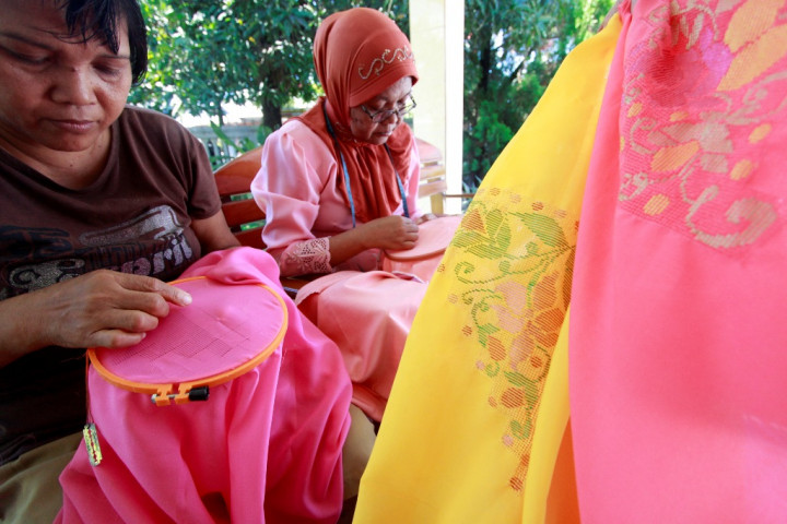 Memperkenalkan Kain Gorontalo kepada Tamu Timur Tengah