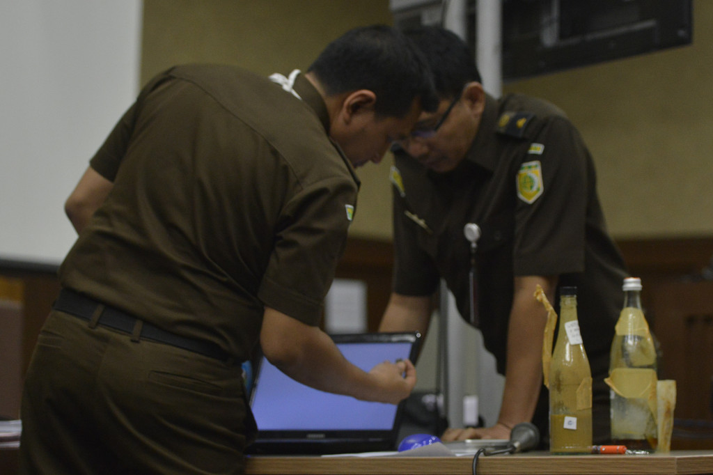 Jaksa menyiapkan barang bukti kopi vietnam dalam sidang lanjutan kasus kematian Wayan Mirna di Pengadilan Negeri Jakarta Pusat, Rabu 3 Agustus 2016. Antara Foto/Rosa Panggabean