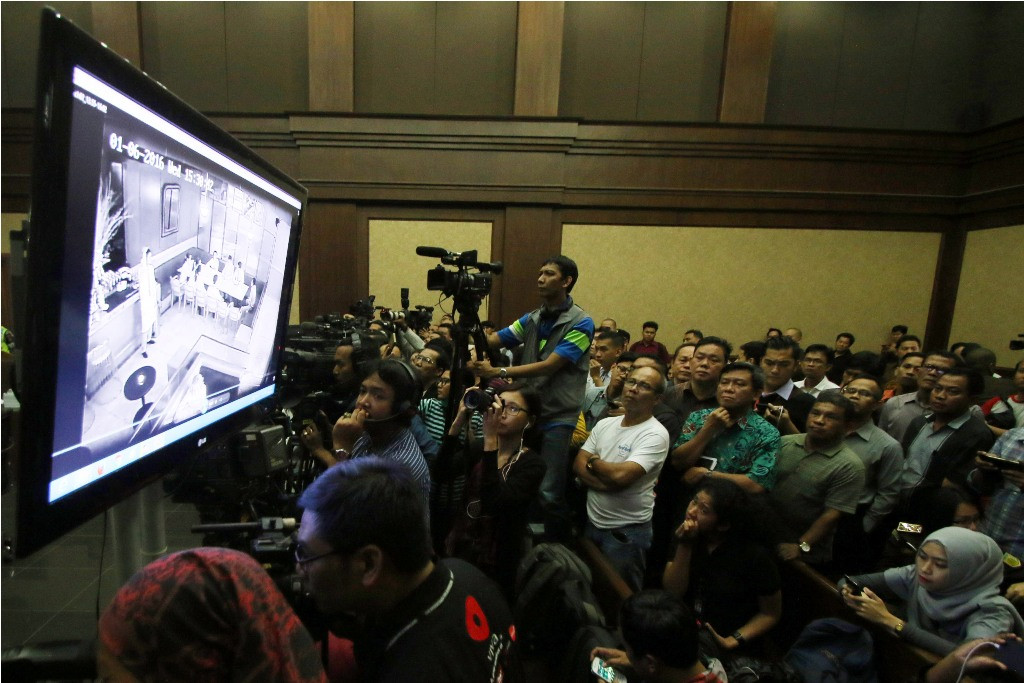 Ilustrasi--Pengunjung menyaksikan rekaman CCTV saat persidangan kasus pembunuhan Mirna dengan terdakwa Jessica Kumala Wongso di Pengadilan Negeri Jakarta Pusat, Jakarta, Rabu (20/7)--Antara/Rivan Awal Lingga