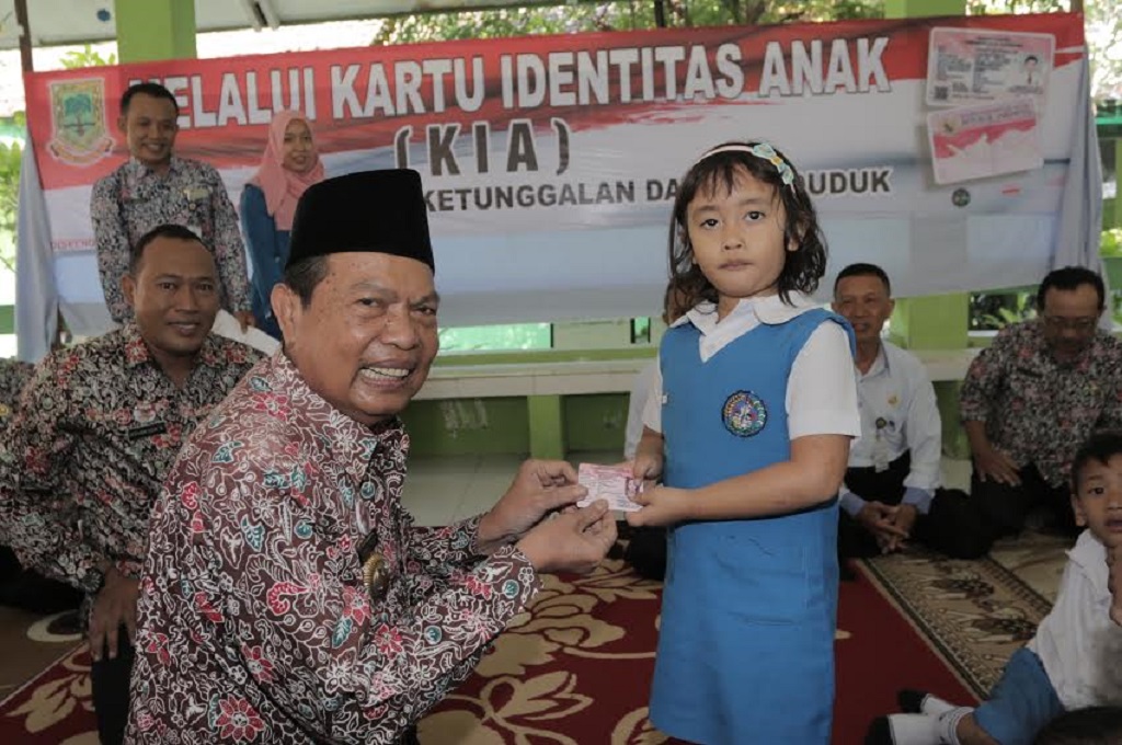 Wali Kota menyerahkan KIA pada anak-anak di Mojokerto, dok: istimewa