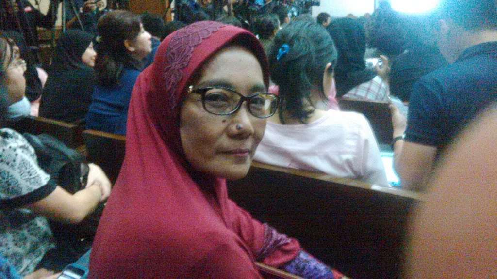 Nenek Martini, 60, jauh-jauh datang dari Bandung ke persidangan Jessica Kumala Wongso. Foto: MTVN/Wanda Indana