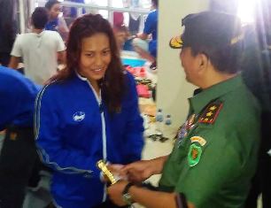 Pangdam III Siliwangi Serahkan Uang Bonus untuk Atlet Peraih Emas