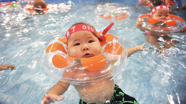 6 Benefits of Swimming for Babies