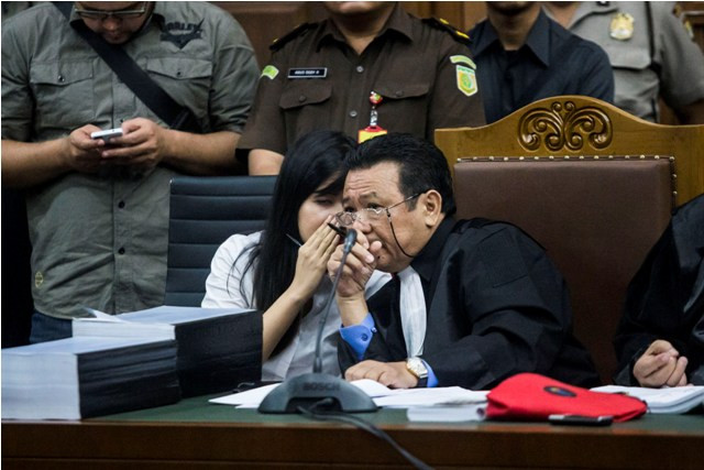 Jessica kumala dan pengacaranya -- Foto: Antara/Sigit Kurniawan
