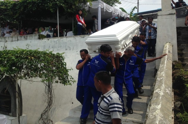 Jenazah Mirna saat hendak dimakamkan di Kota Bogor, Jawa Barat, Minggu (10/1/2016) -- Foto: Metrotvnews.com/Mulvi M Noor