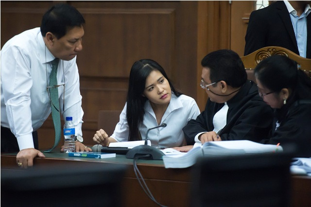 Terdakwa kasus pembunuhan Wayan Mirna Salihin, Jessica Kumala Wongso (kedua kiri) berdiskusi dengan tim penasehat hukumnya. Foto:Antara/Widodo S Jusuf