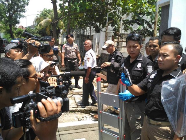 Ditemukan Pistol dan Lencana Polisi di Rumah Asep