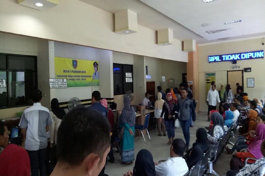 Antrean warga mengurus e-KTP di Kantor Dispendukcapil Jombang, MTVN - Nurul Hidayat