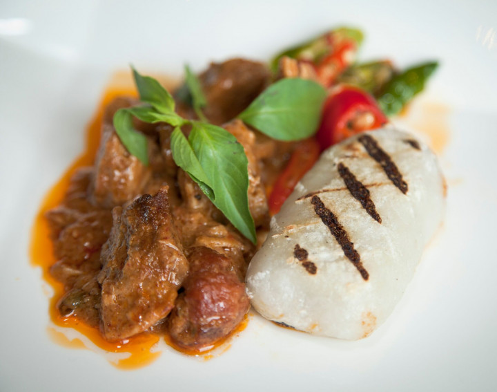 Mencicipi Bebek Kari Merah dan Ayam Kari Hijau Khas Thailand