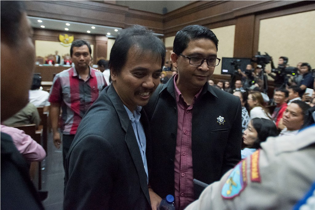 hli digital forensik dari pihak Jaksa Penuntut Umum, Kasubbid Komputer Forensik Puslabfor Bareskrim Polri AKBP Muhammad Nuh Al Azhar (kanan) didampingi Pakar Informasi dan Teknologi Roy Suryo (kedua kanan) keluar dari ruang sidang. ANT/Widodo Jusuf.