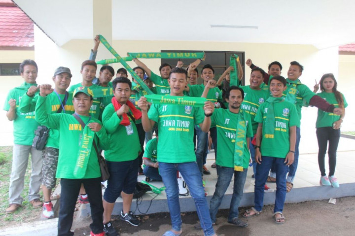 Puluhan Bonek Hadir Dukung Tim Selam Jawa Timur