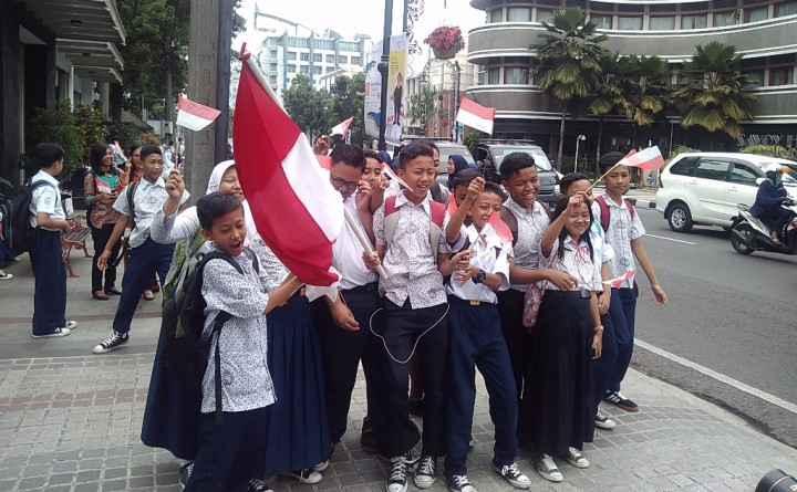 Ratusan Pelajar Bandung Sambut Kirab Api PON