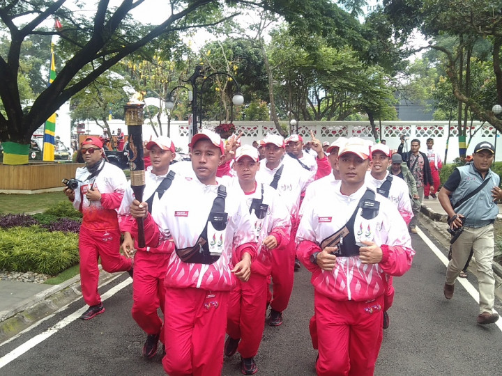 Api PON Sambangi Rumah Dinas Emil