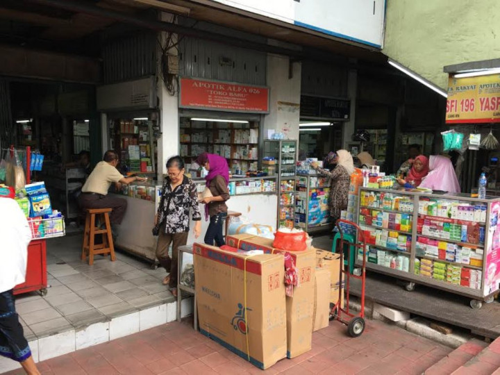 Penjual Obat Pasar Pramuka Setuju Izin Apotek Rakyat Dikaji Ulang