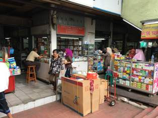 <i>Masih Banyak Pedagang Obat Jujur di Pasar Pramuka</i>