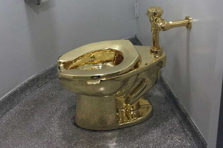 Museum Ini Ajak Pengunjung Pakai Toilet Emas 18 Karat