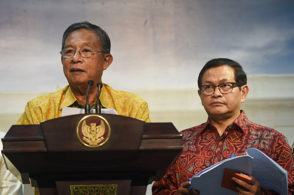 Menko Perekonomian Darmin Nasution (kiri). (Foto: Antara/Puspa Perwitasari).