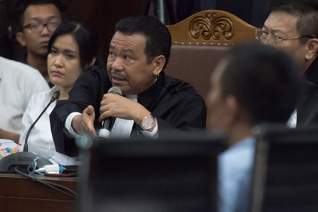 Terdakwa kasus dugaan pembunuhan berencana Wayan Mirna Salihin, Jessica Kumala Wongso (kiri) didampingi Penasehat Hukumnya Otto Hasibuan (kedua kiri). (Foto: Antara/Widodo S. Jusuf).