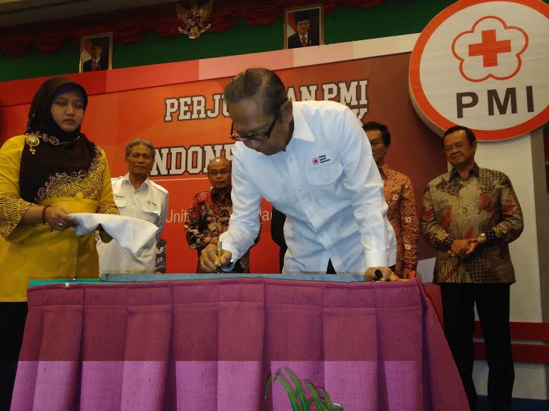 Pelaksana Harian Ketua PMI Pusat Ginandjar Kartasasmita saat menandatangani prasasti sekaligus meresmikan Akademi Bank Darah di Kota Solo, MTVN - Pythag Kurniati