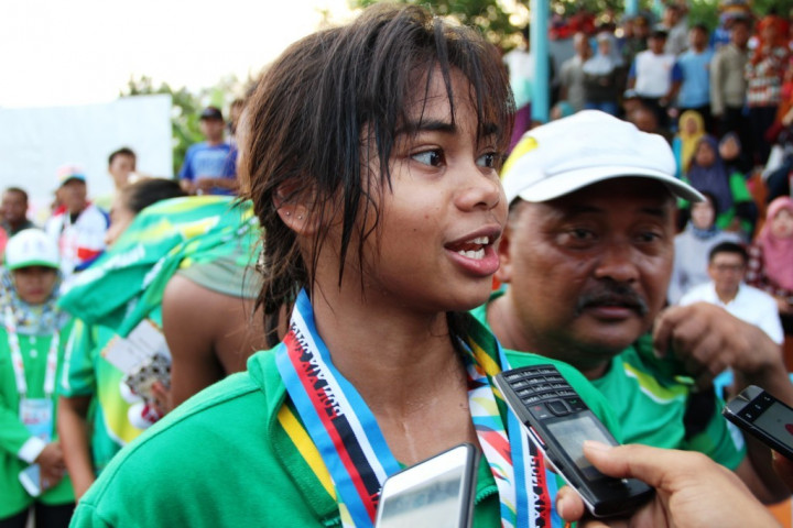 Atlet Ini Sumbangkan Tiga Emas dan Pecahkan Dua Rekor