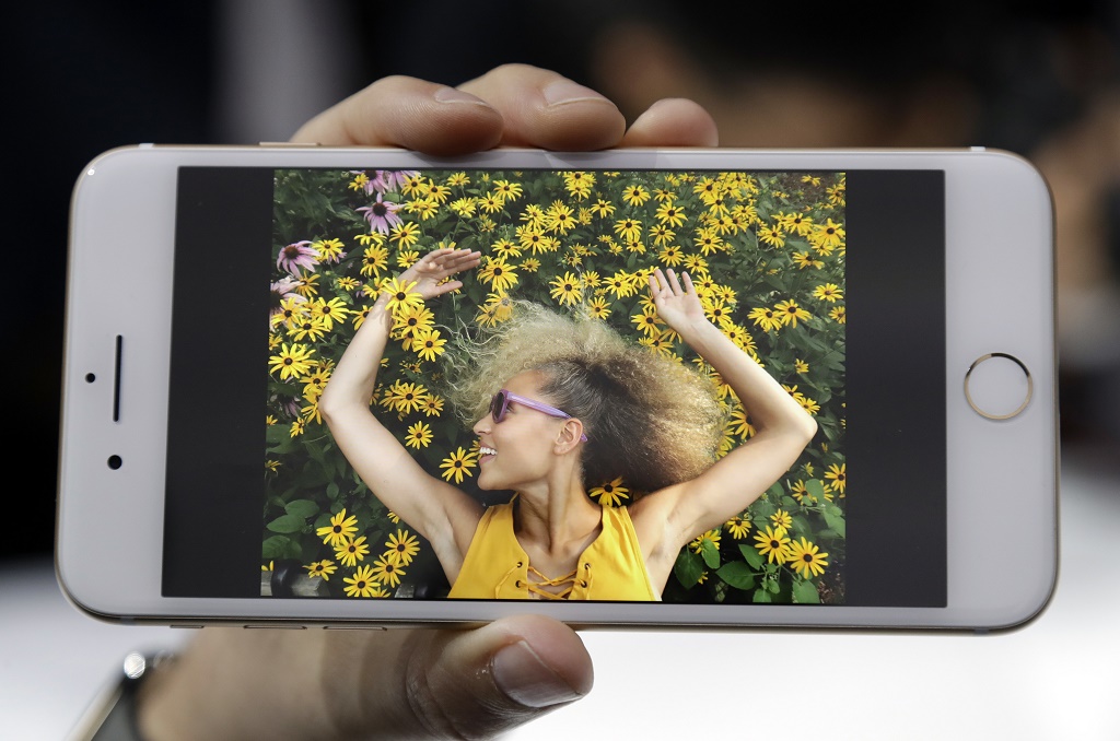 Salah satu fitur yang diperbaiki pada iPhone 7 adalah kamera. (AP Photo / Marcio Jose Sanchez)