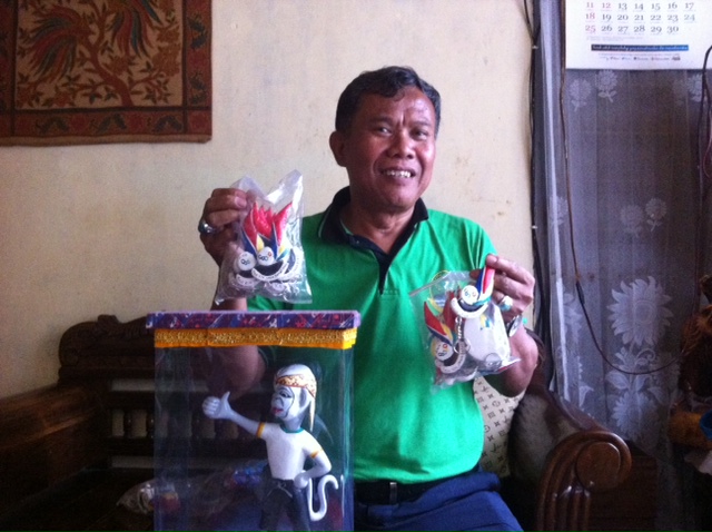 Perajin Bergelar Doktor Ini Latih Warga Bikin Cenderamata PON