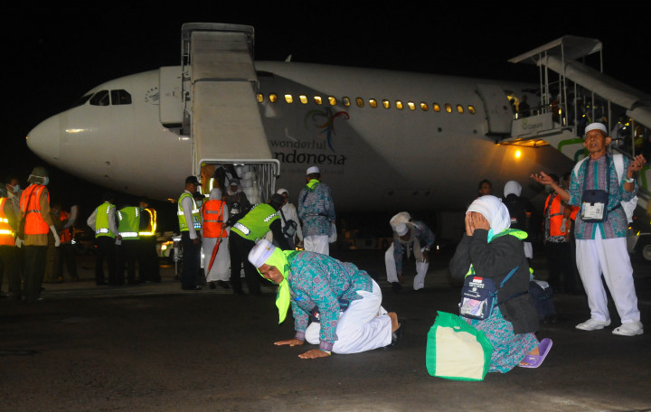 Sujud Syukur Jemaah Haji Kloter 1 di Bandara Solo