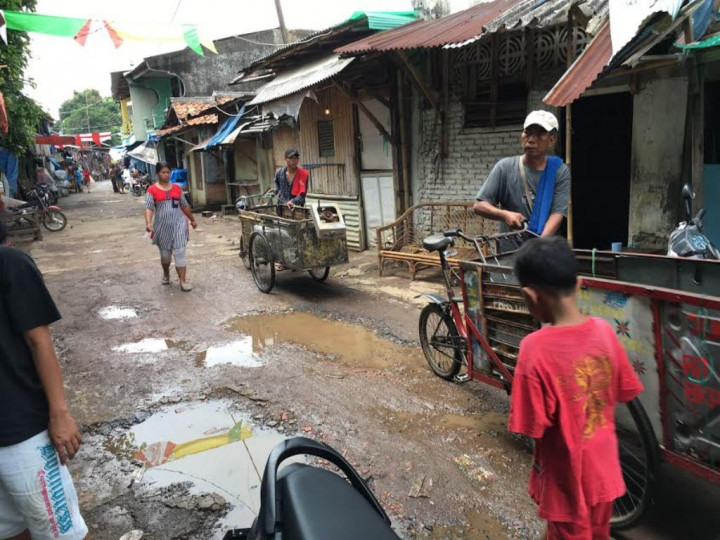 Tukang Rongsokan Panen di Bukit Duri