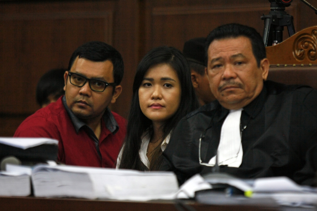 Terdakwa kasus dugaan pembunuhan Wayan Mirna Solihin, Jessica Kumala Wongso (dua kiri) didampingi kuasa hukum mendengarkan keterangan saksi saat mengikuti sidang di Pengadilan Negeri Jakarta Pusat, Jakarta, Senin (19/9). Foto: MI/ BARY FATHAHILAH.