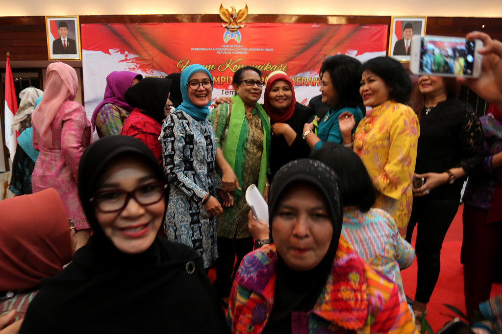 Yohana Yembise (tengah belakang) bersama para kepala daerah perempuan seusai membuka forum komunikasi pimpinan perempuan se Indonesia, Kamis 8 September 2016. Antara Foto/Irwansyah Putra