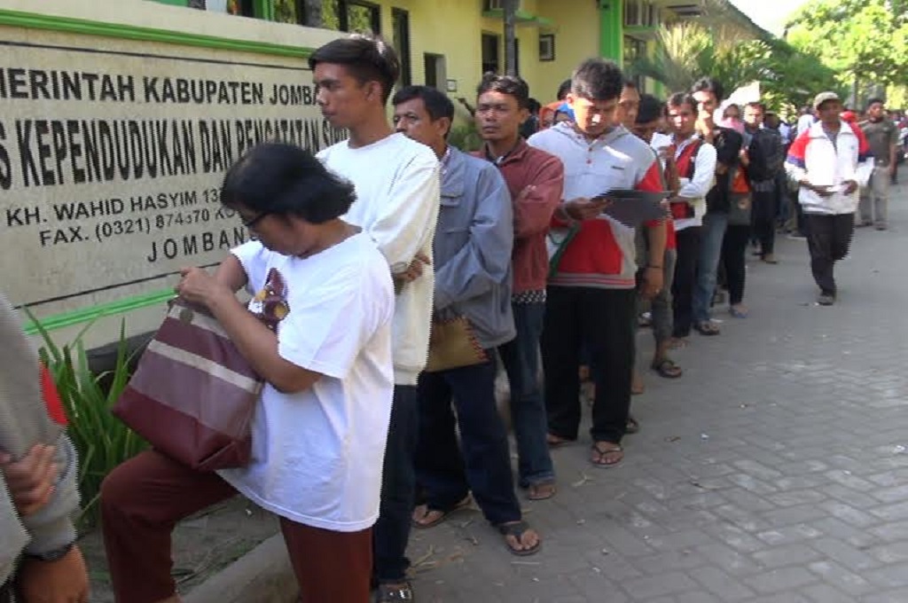 Antrean warga yang hendak melakukan perekaman e-KTP di Jombang, MTVN - Nurul Hidayat